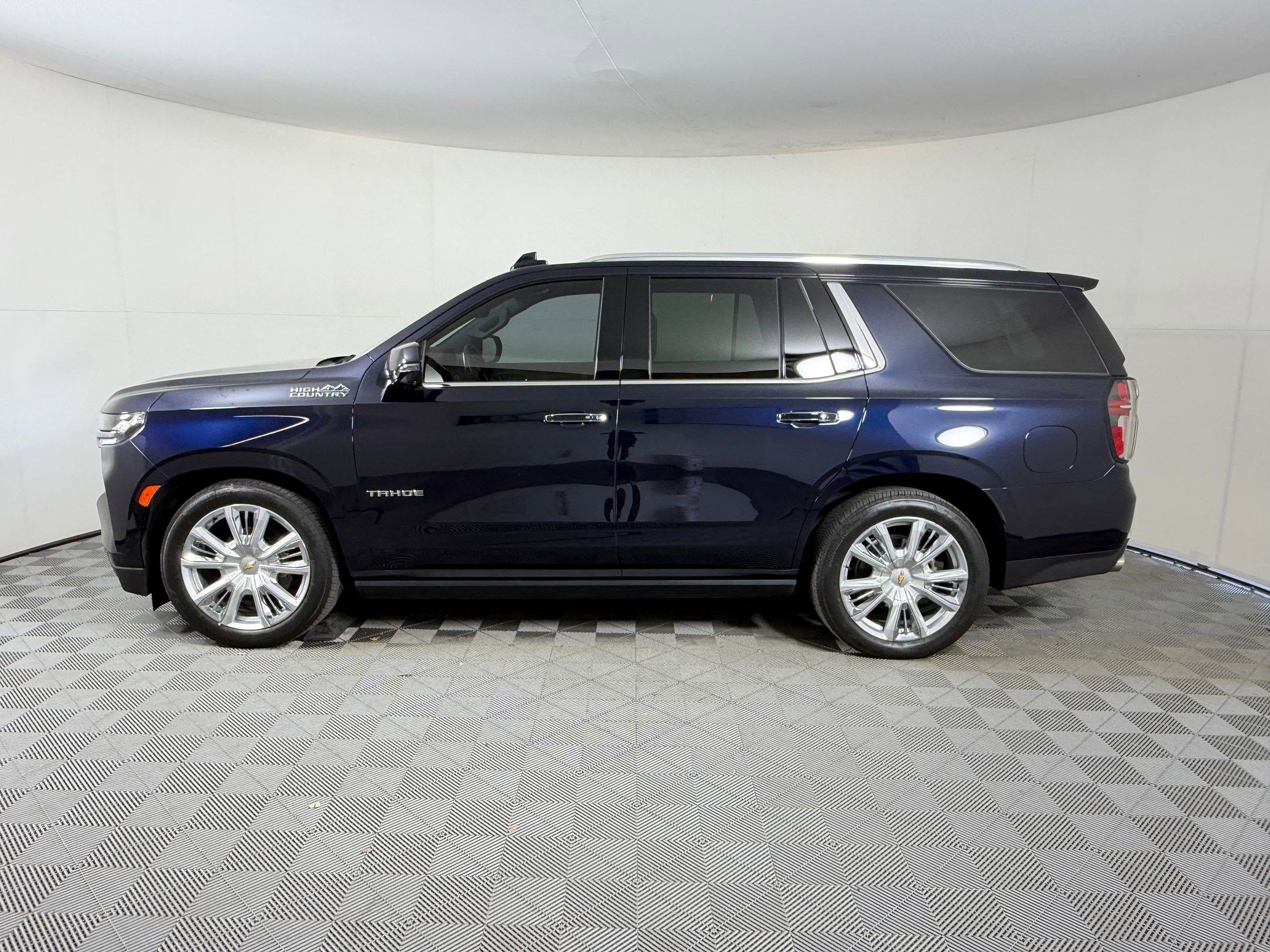 Used 2023 Chevrolet Tahoe High Country RWD image 2