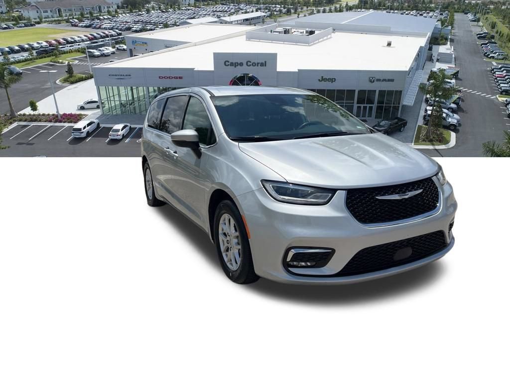 Used 2023 Chrysler Pacifica Touring-L FWD image 6