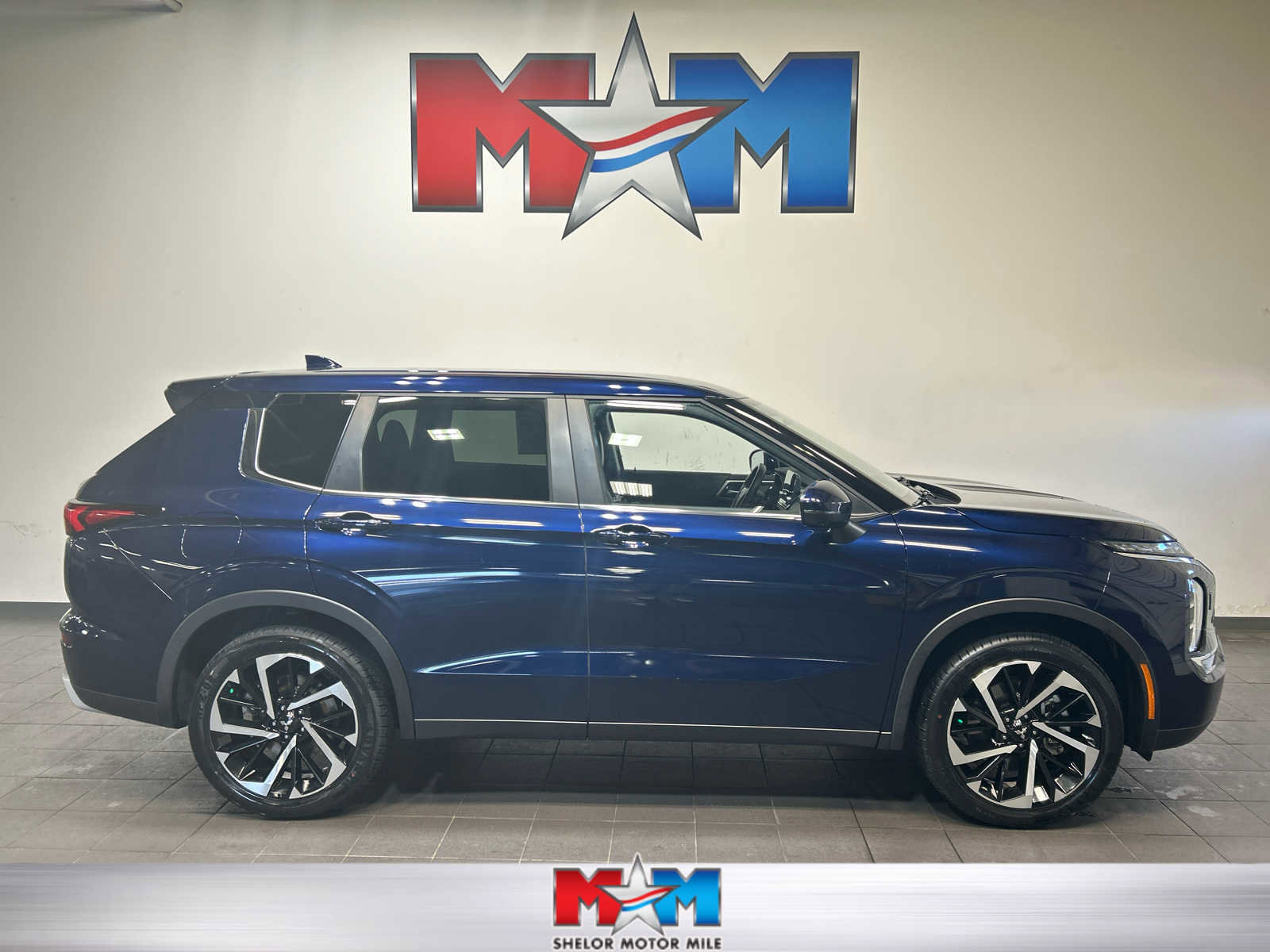 Used 2024 Mitsubishi Outlander SE image 1