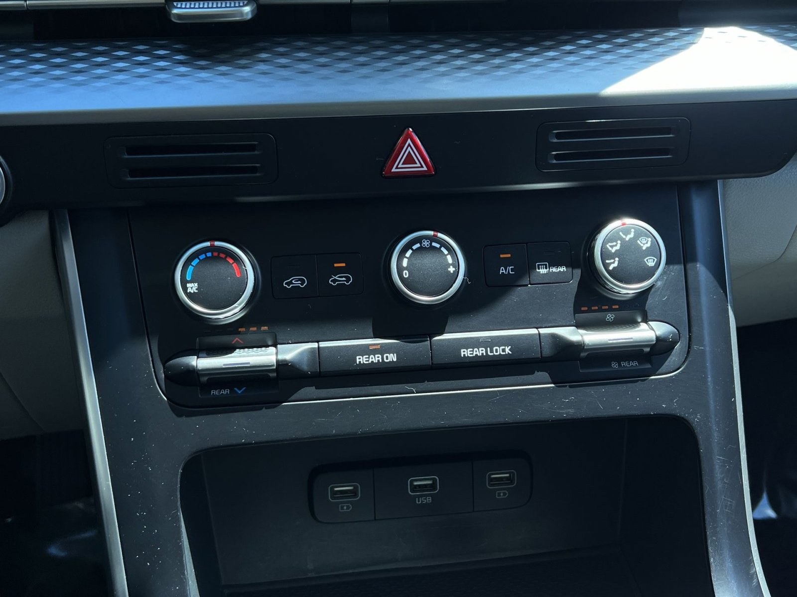 Used 2024 Kia Carnival LX FWD image 33