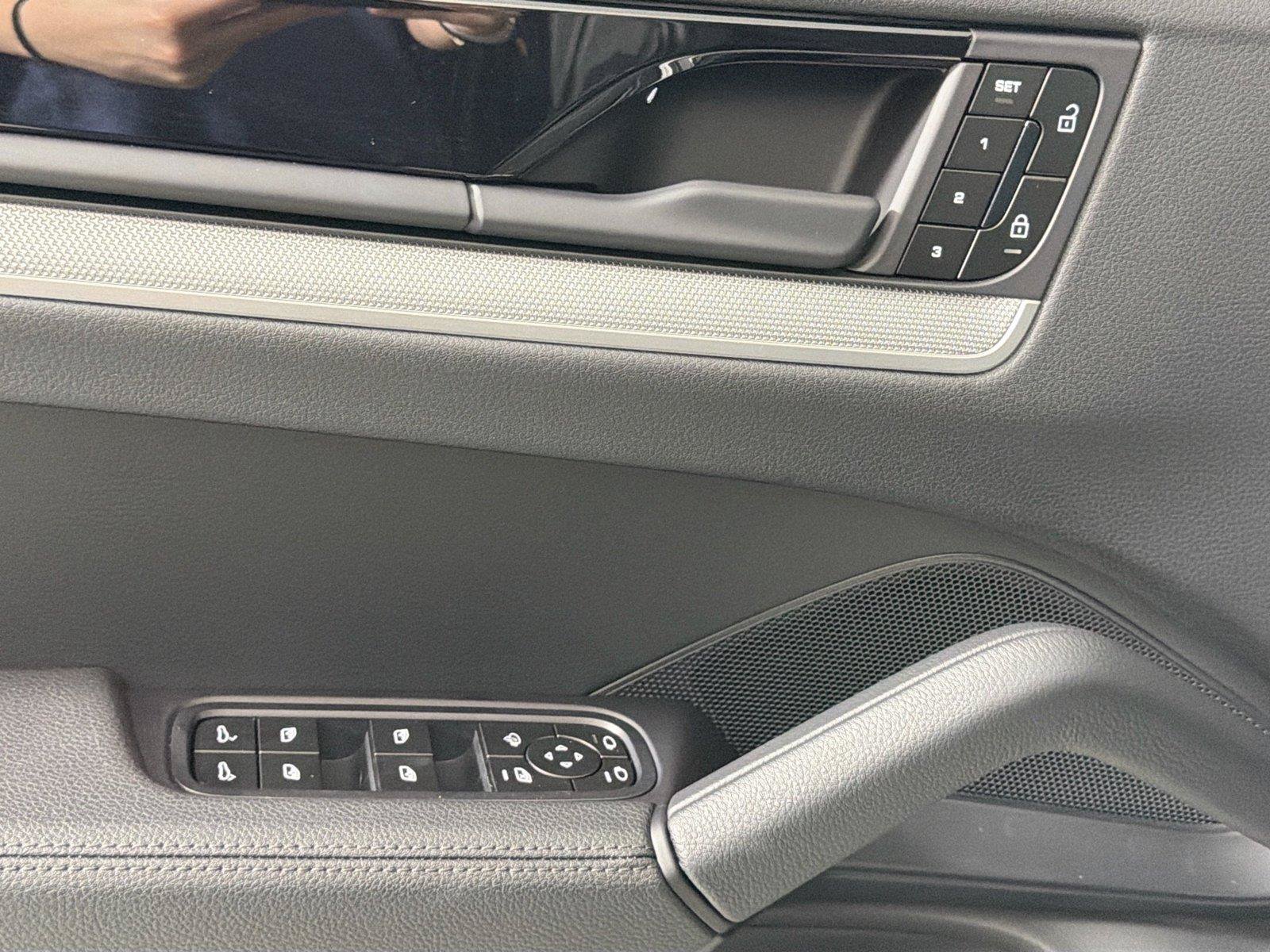 Certified 2025 Porsche Cayenne Coupe AWD/4WD image 31