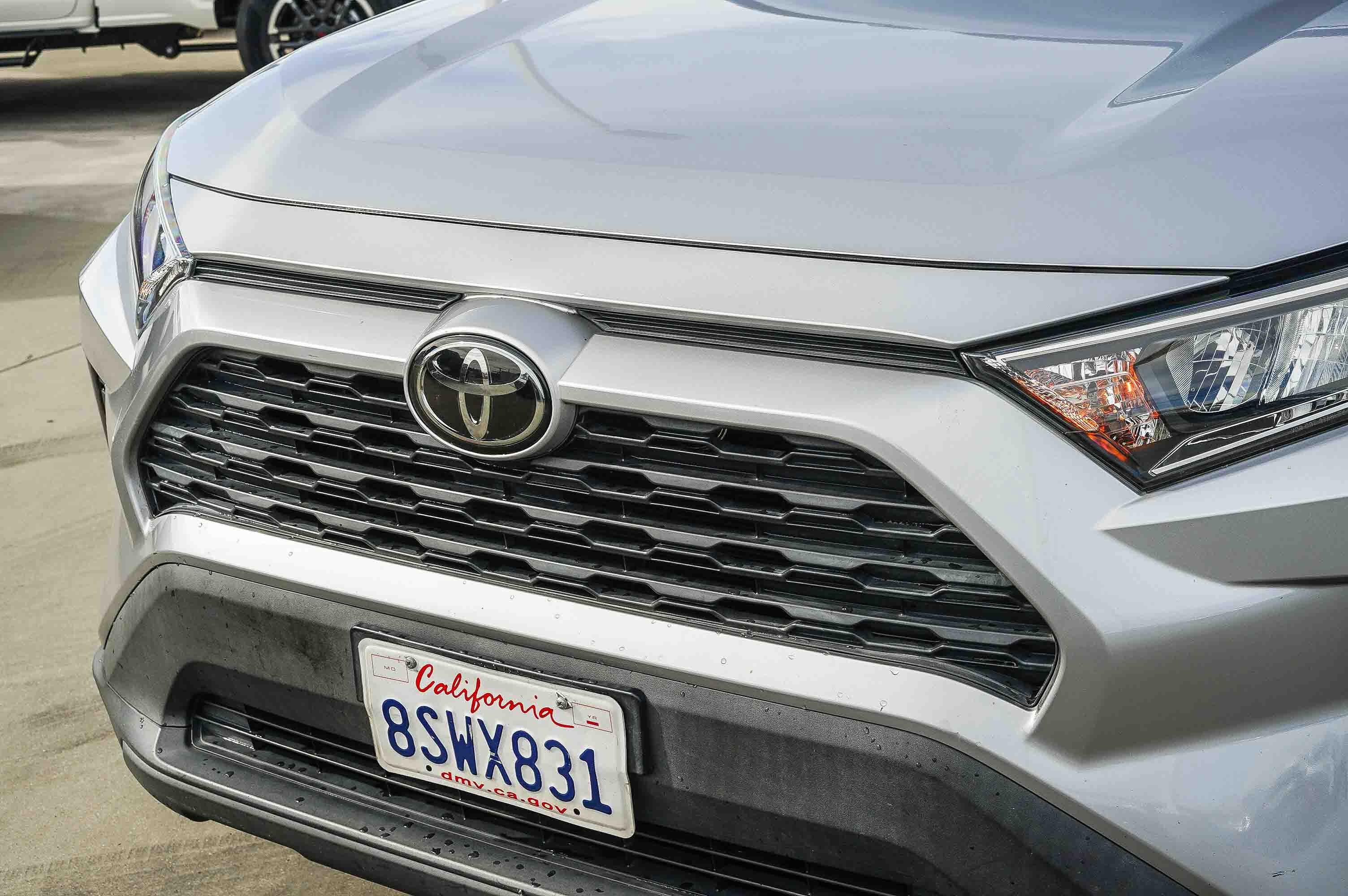 Used 2021 Toyota RAV4 XLE w/ Convenience Package image 9