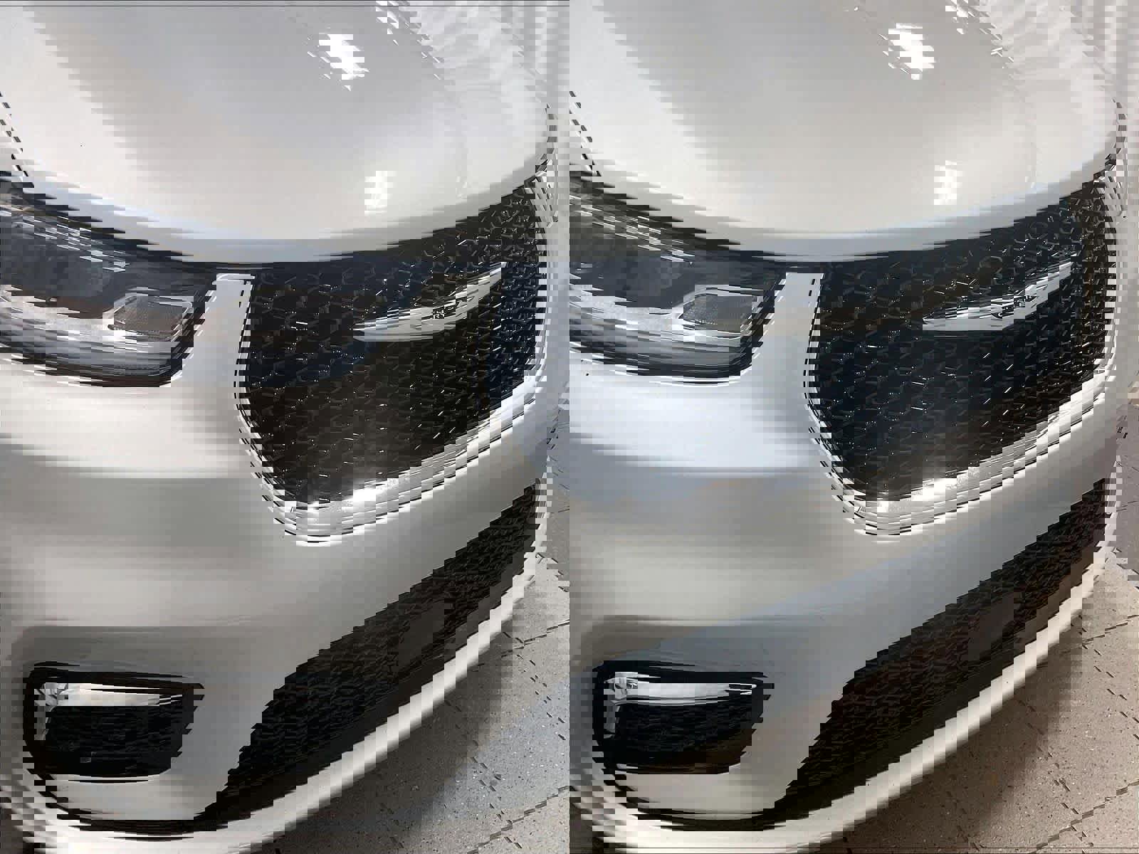 Used 2024 Chrysler Pacifica Touring-L image 32