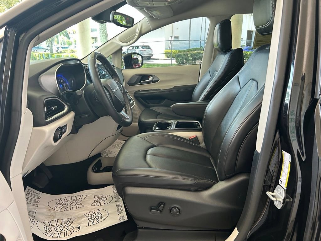 Used 2024 Chrysler Pacifica Touring-L FWD image 6
