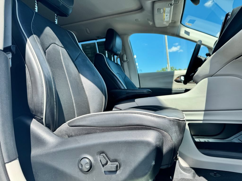 Used 2023 Chrysler Pacifica Limited FWD image 10
