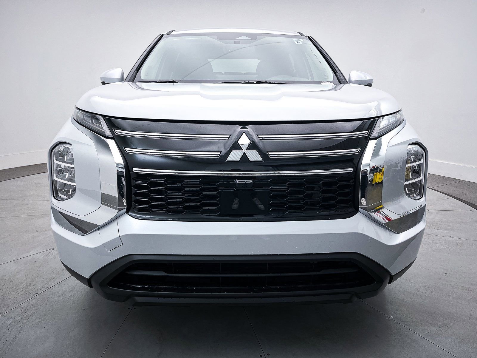 New 2025 Mitsubishi Outlander ES image 2
