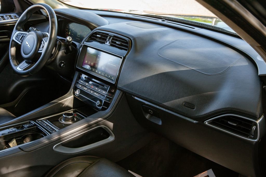 Used 2020 Jaguar F-PACE Prestige image 11