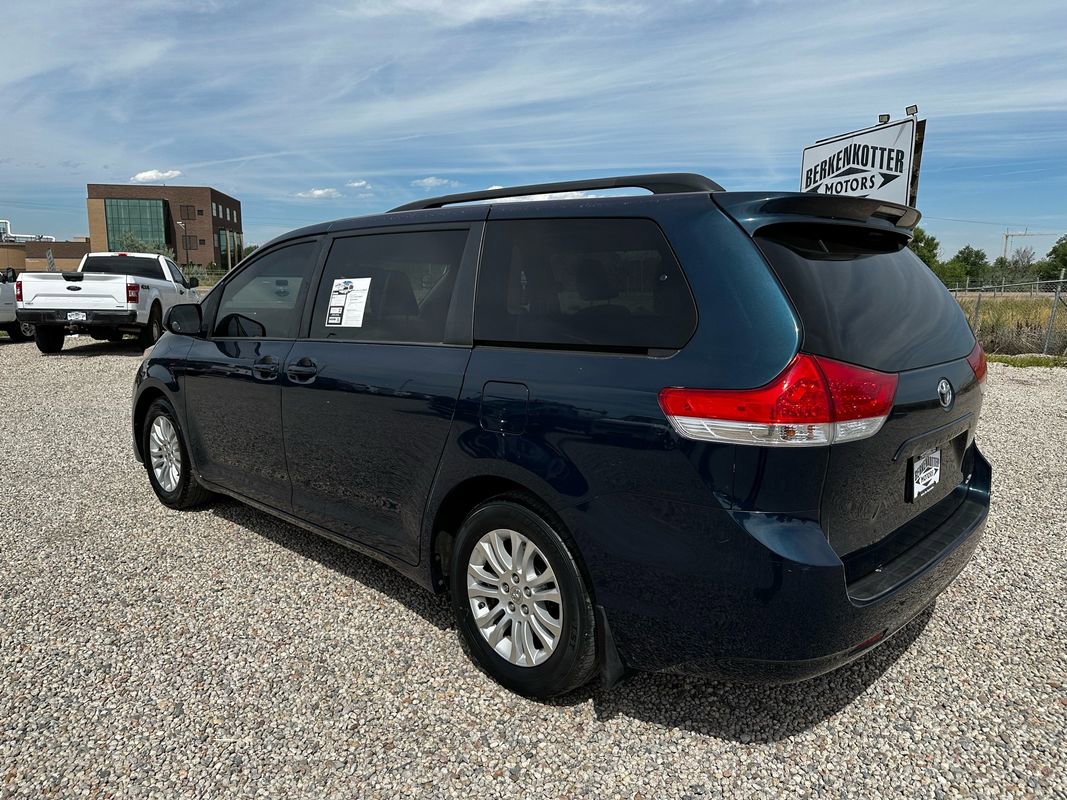 Used 2012 Toyota Sienna XLE image 7