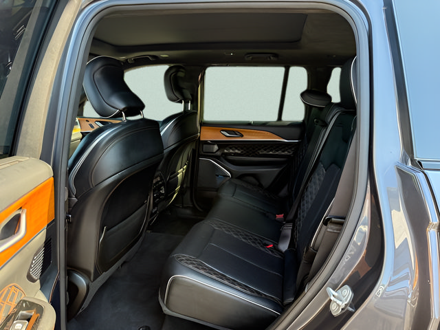 Used 2022 Jeep Grand Cherokee Summit AWD/4WD image 5