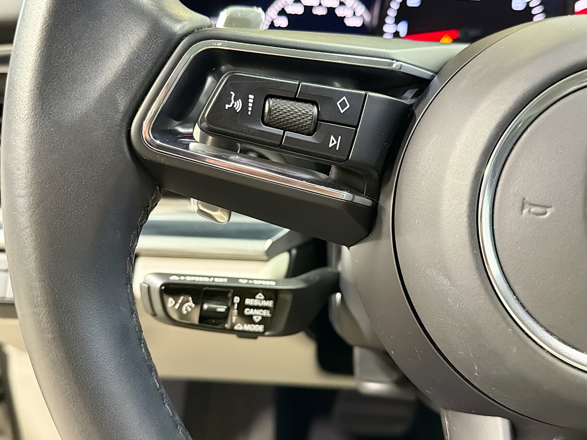 Used 2023 Porsche Panamera image 37