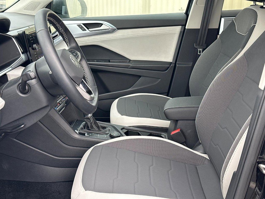 Used 2025 Volkswagen Taos SE image 18