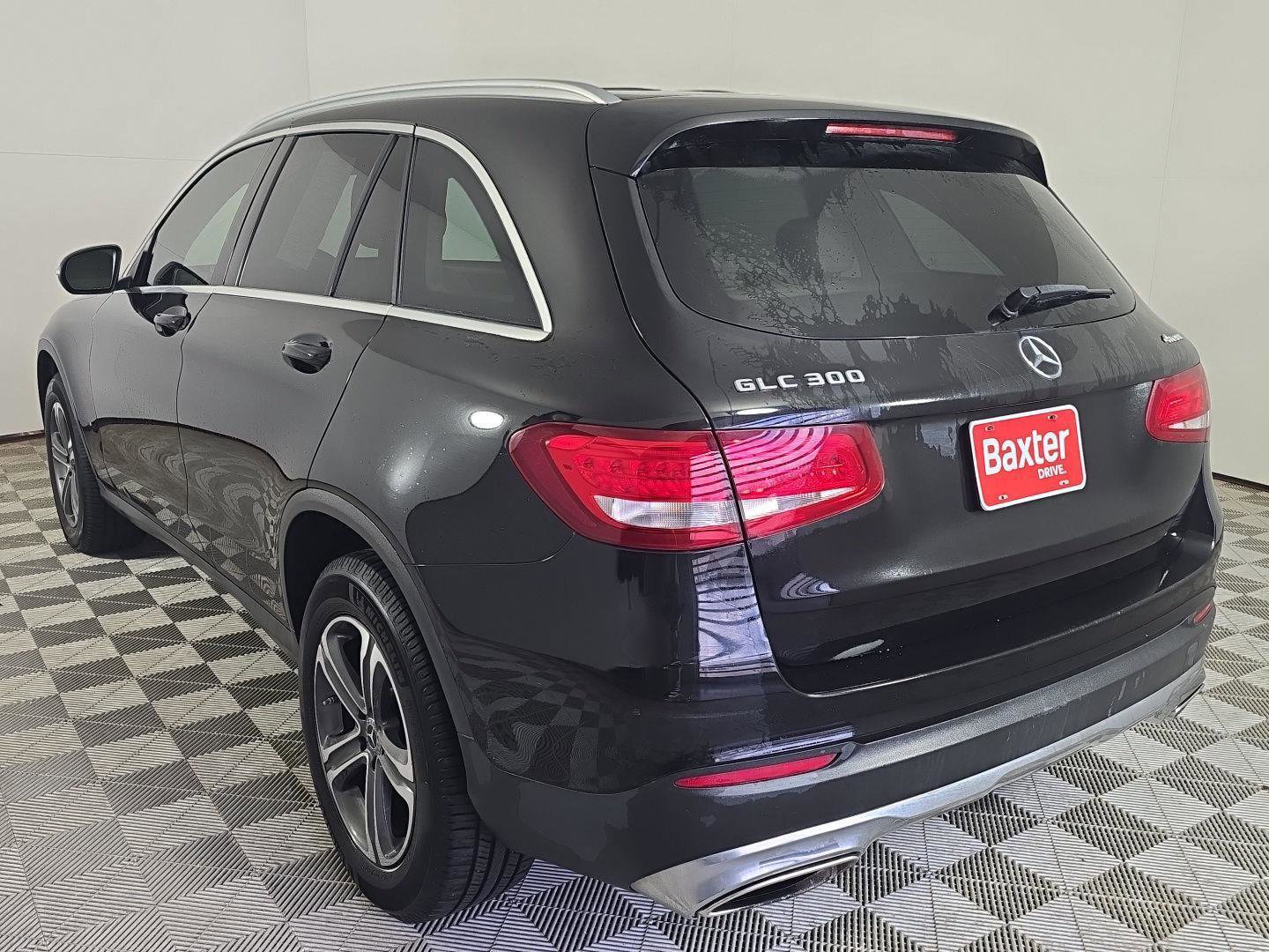 Used 2017 Mercedes-Benz GLC 300 4MATIC image 4