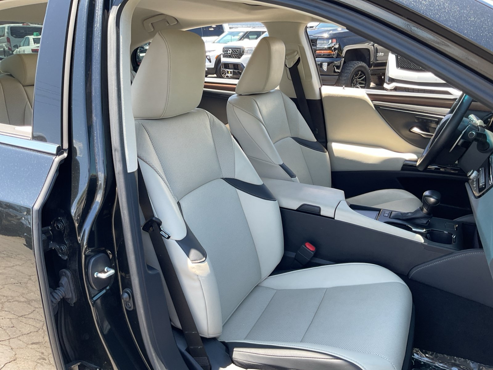 Used 2025 Lexus ES 300h w/ Premium Package FWD image 21