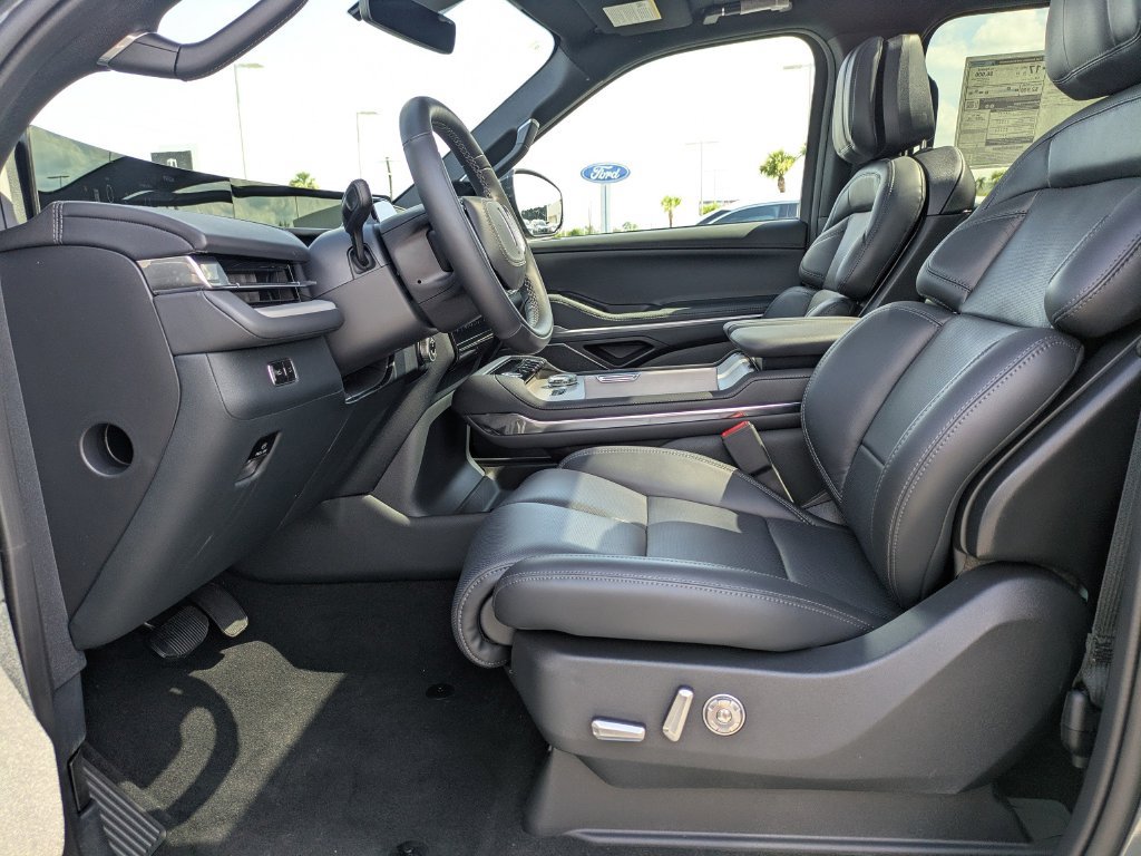 New 2026 Lincoln Navigator Reserve w/ Jet Appearance Package AWD/4WD image 16