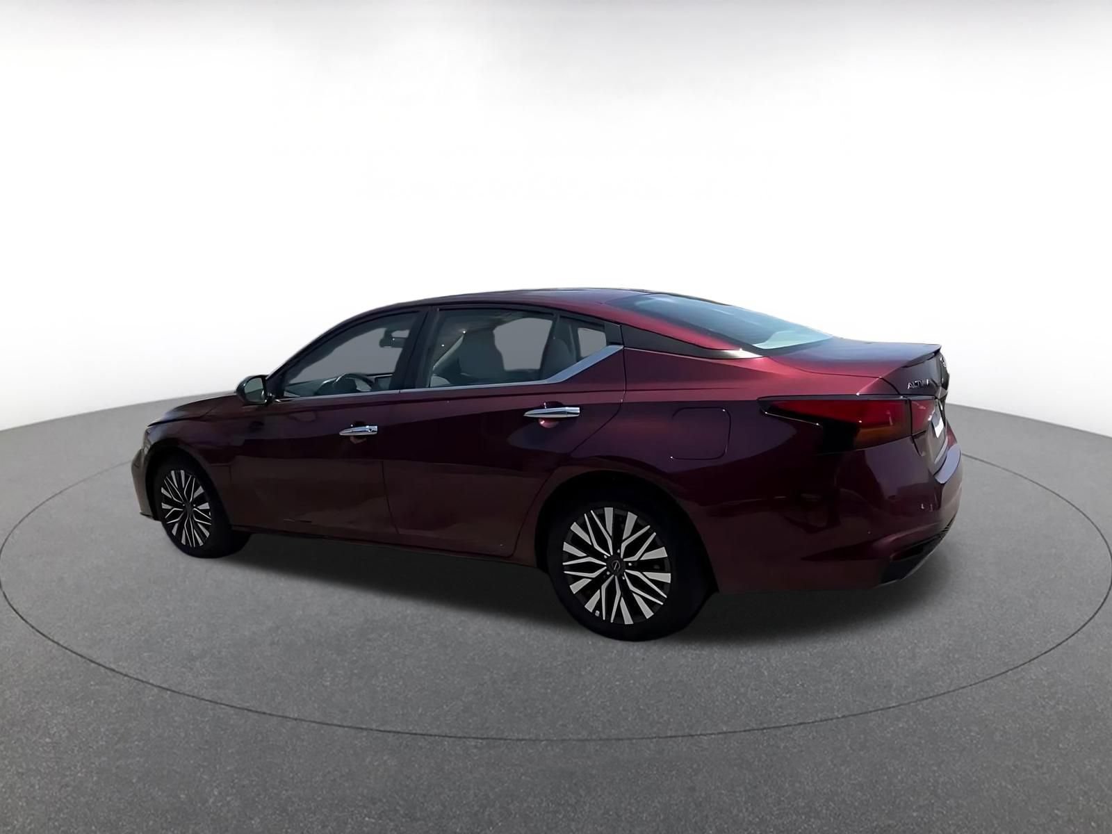 Used 2025 Nissan Altima 2.5 SV FWD image 10