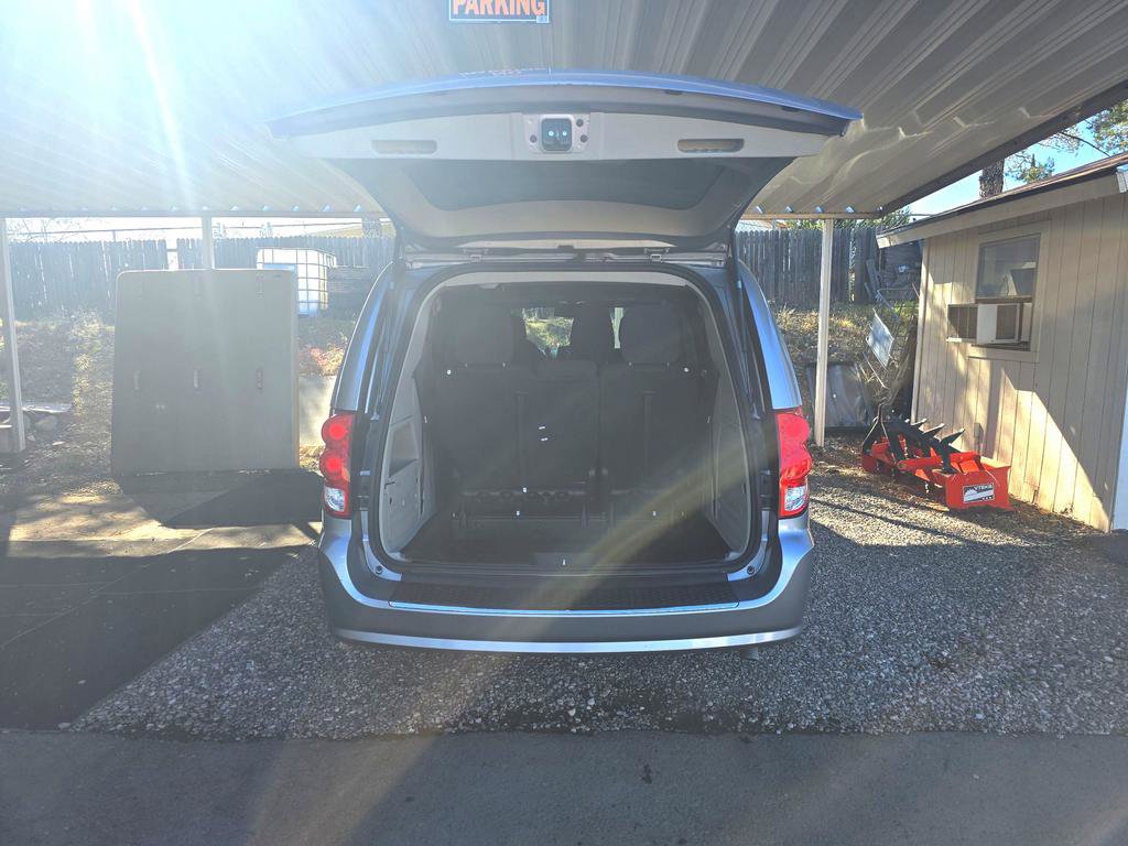 Used 2018 Dodge Grand Caravan SE w/ UConnect Hands-Free Group image 13