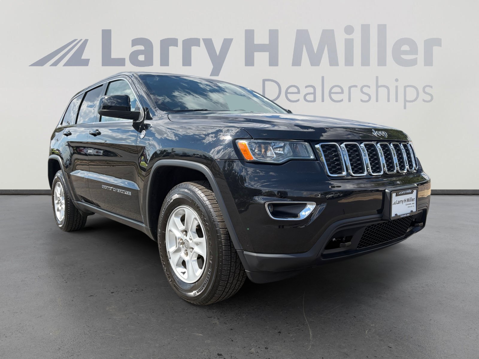 Used 2017 Jeep Grand Cherokee Laredo w/ Quick Order Package 23E AWD/4WD image 7
