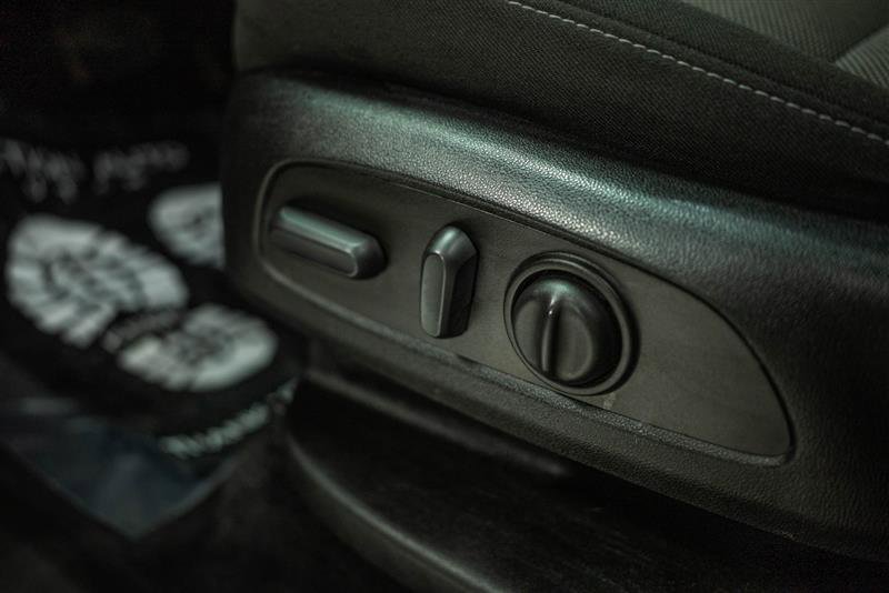 Used 2023 Chevrolet Traverse LT image 16