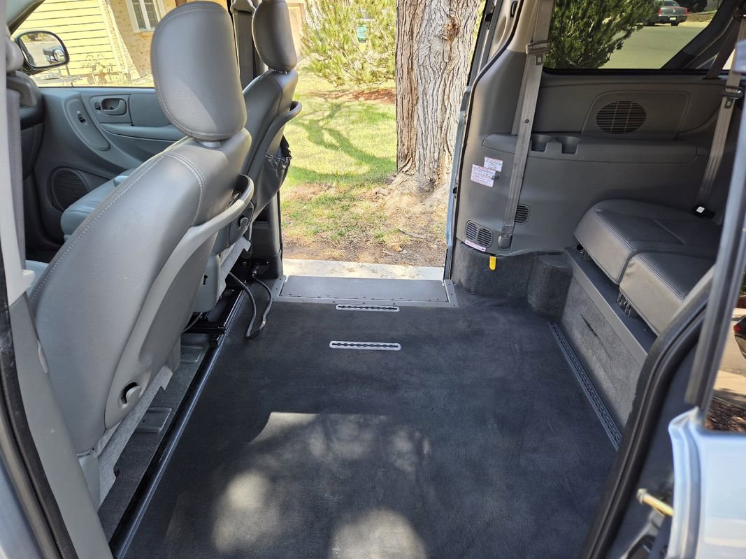 Used 2005 Dodge Grand Caravan SXT w/ Leather Interior Group FWD image 43
