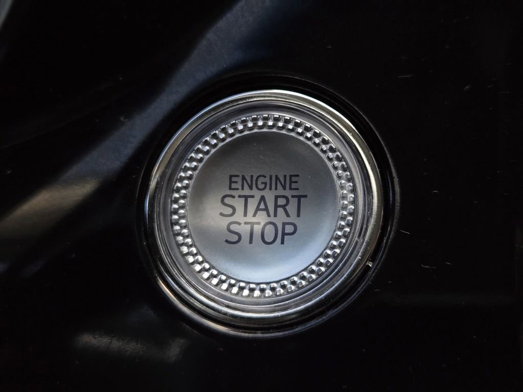 Used 2025 Genesis G70 2.5T image 28