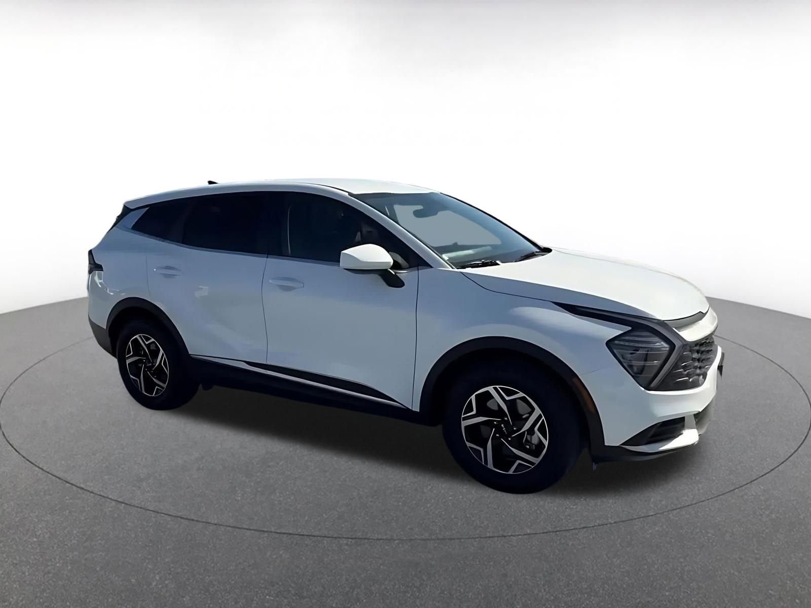 Used 2025 Kia Sportage LX image 2