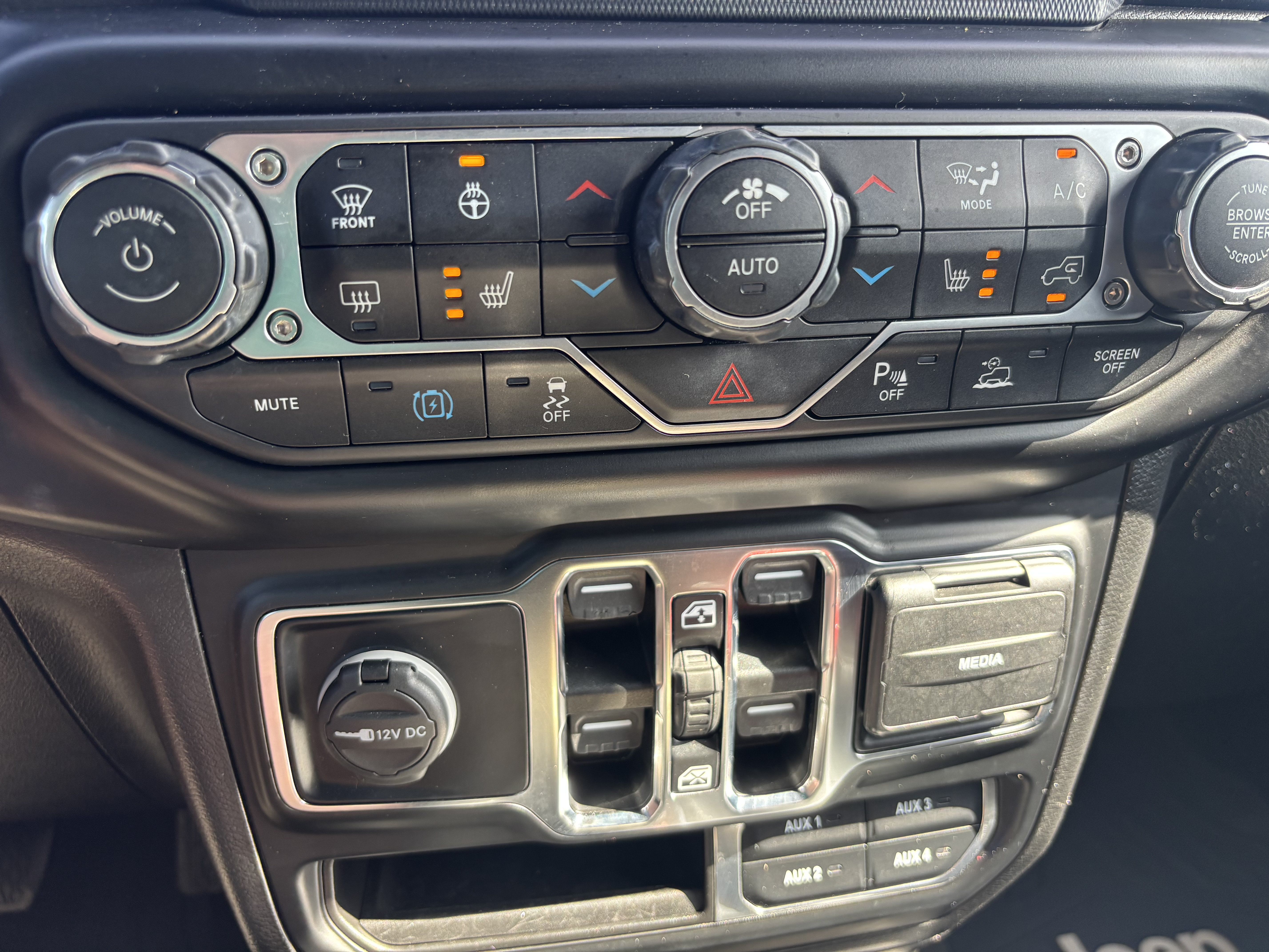Used 2021 Jeep Wrangler Unlimited Sahara w/ Cold Weather Group AWD/4WD image 17