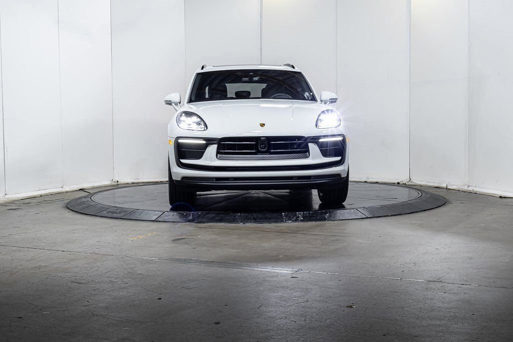 Certified 2025 Porsche Macan AWD/4WD image 10