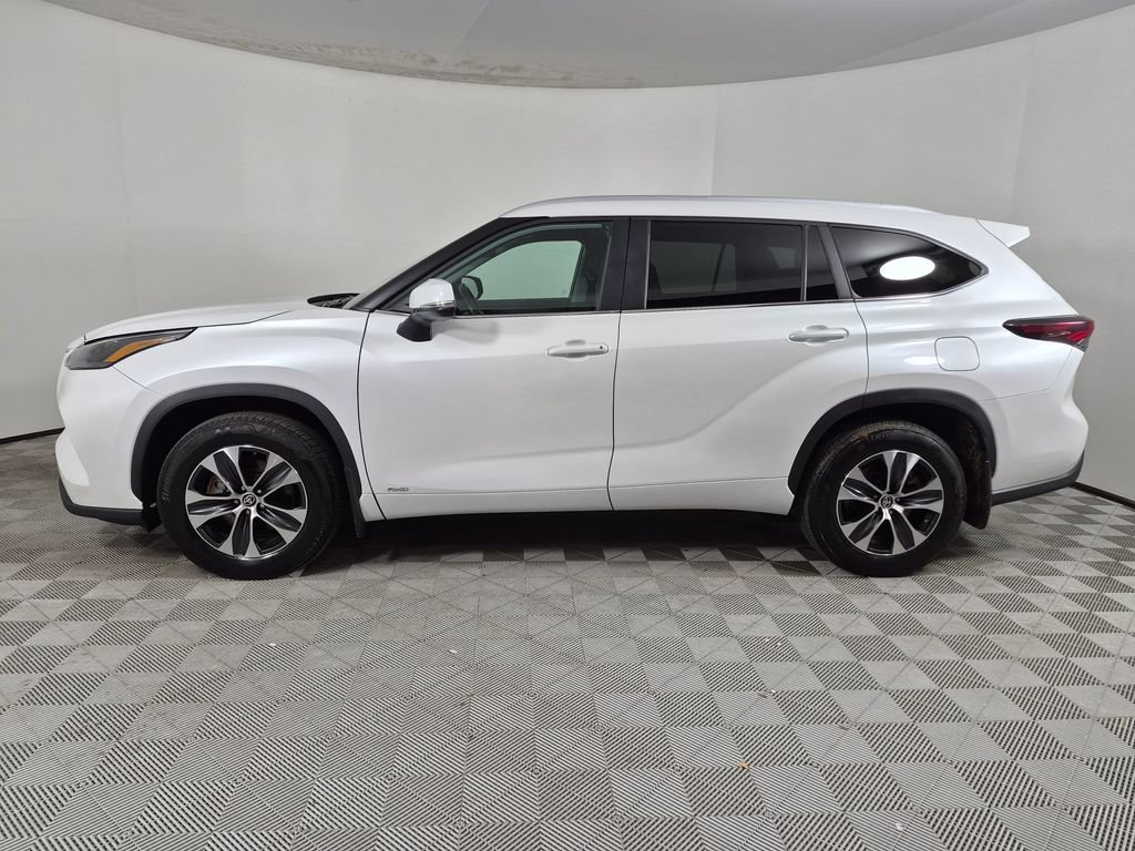 Used 2025 Toyota Highlander XLE AWD/4WD image 6