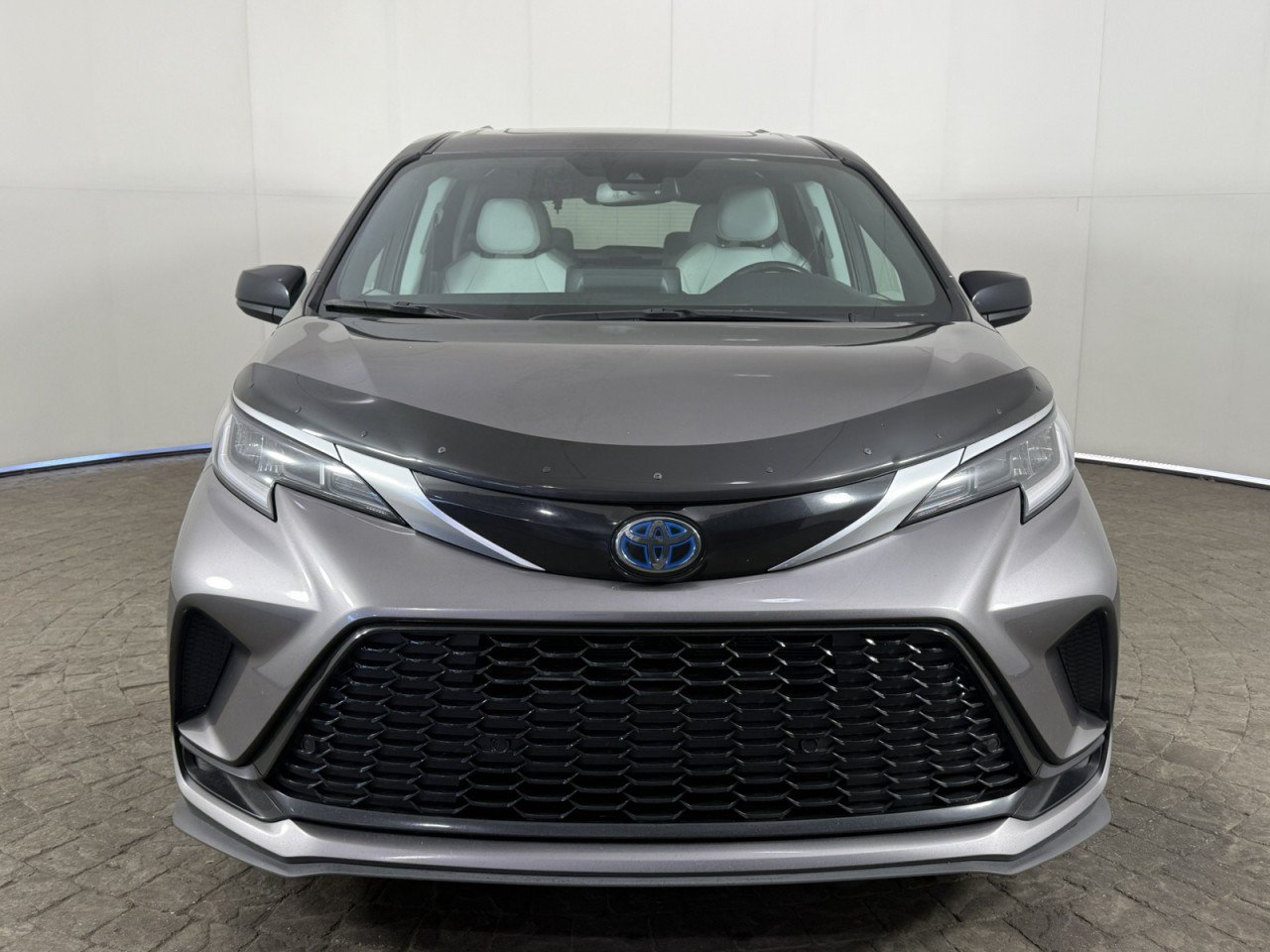 Used 2021 Toyota Sienna XLE FWD image 2