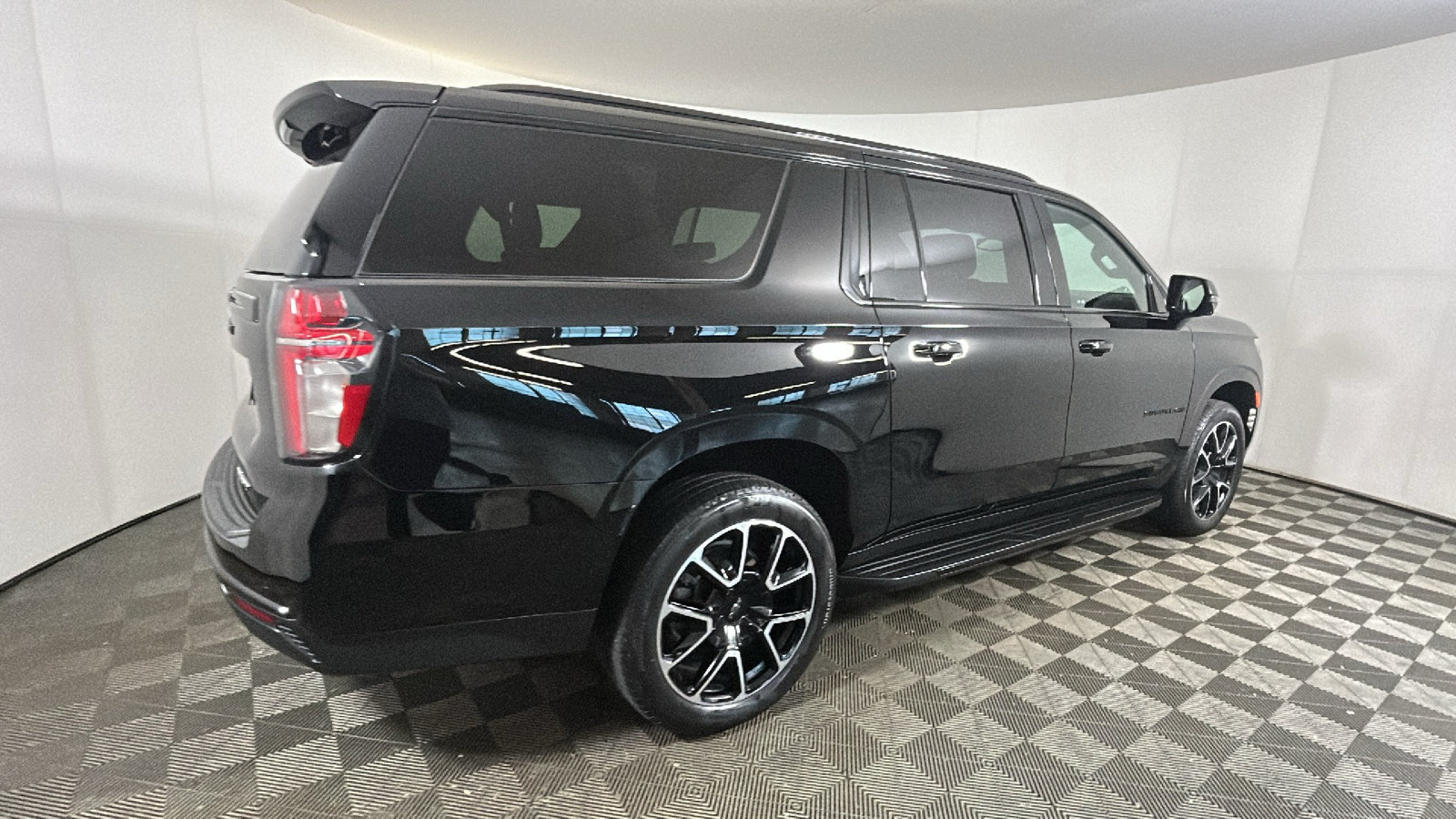 Used 2024 Chevrolet Suburban RST w/ Luxury Package AWD/4WD image 3