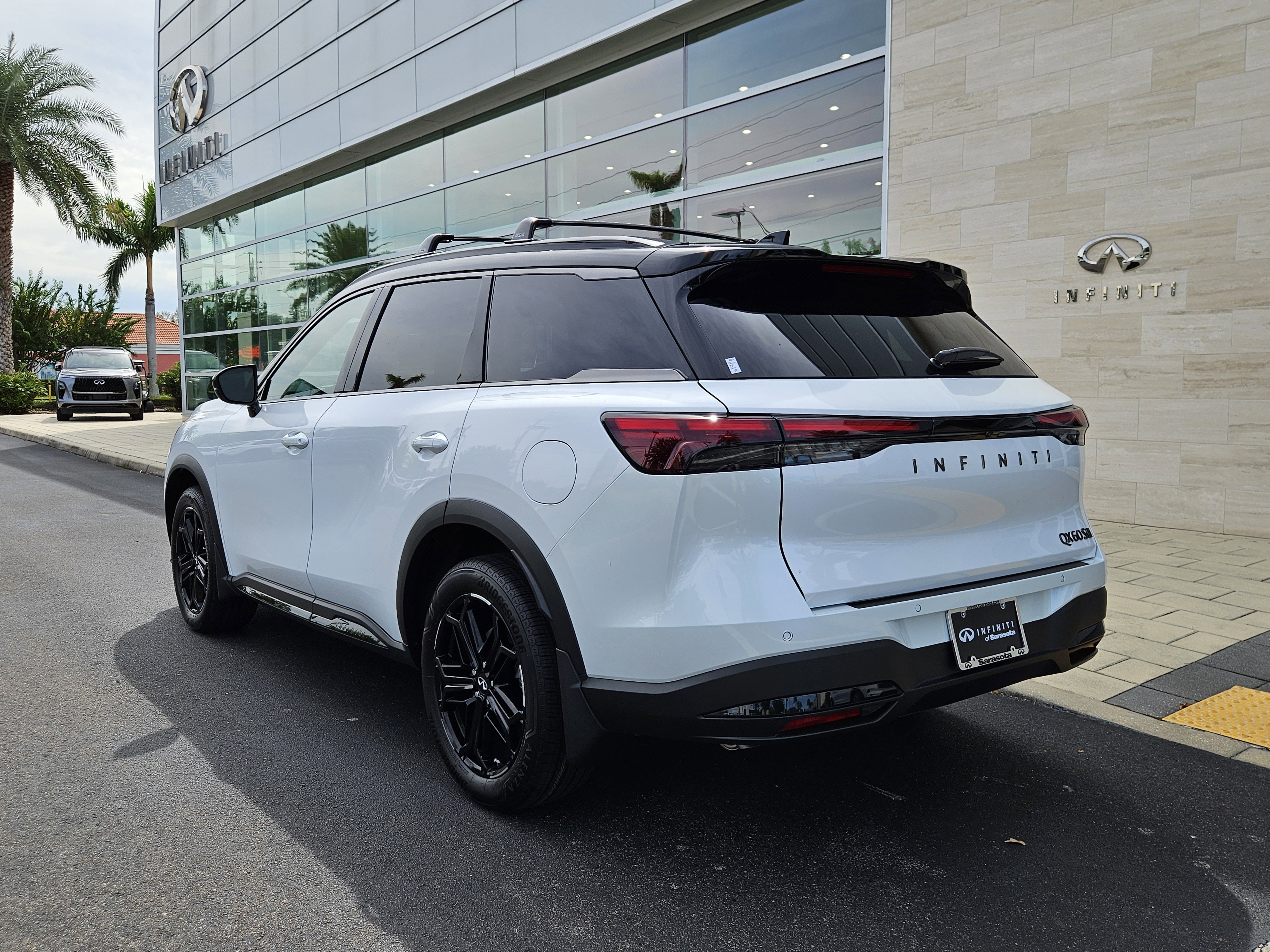 New 2026 INFINITI QX60 Luxe w/ Dark Cargo Package image 4