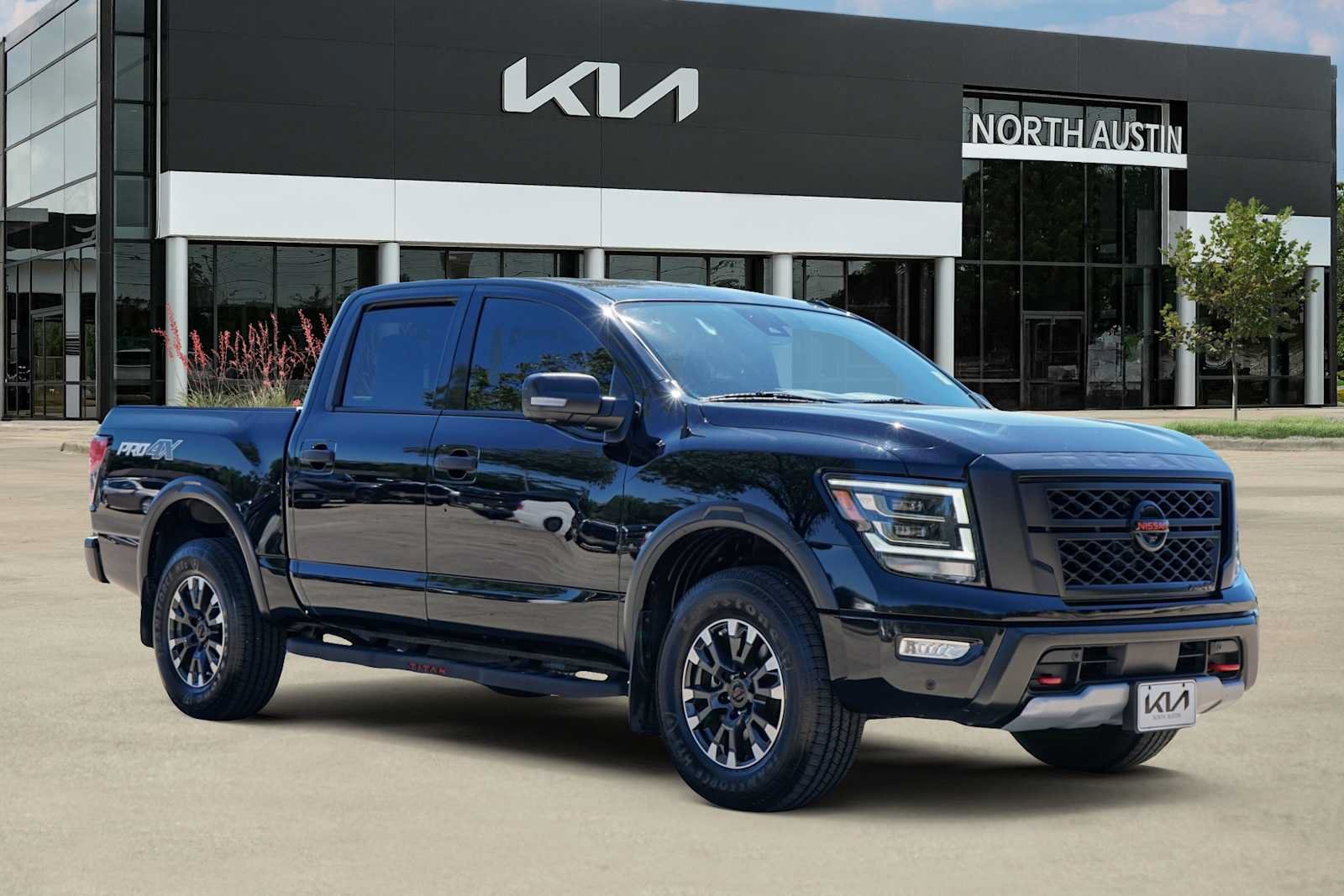 Used 2021 Nissan Titan PRO-4X w/ Pro-4x Convenience Package AWD/4WD image 6
