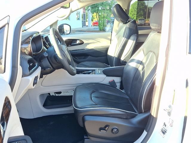 Used 2023 Chrysler Pacifica Limited FWD image 11