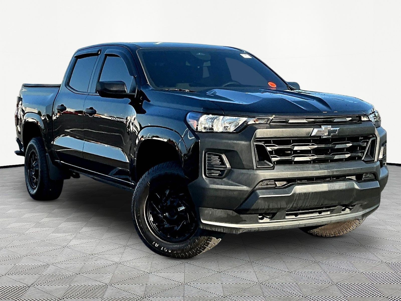 Used 2025 Chevrolet Colorado W/T AWD/4WD image 3