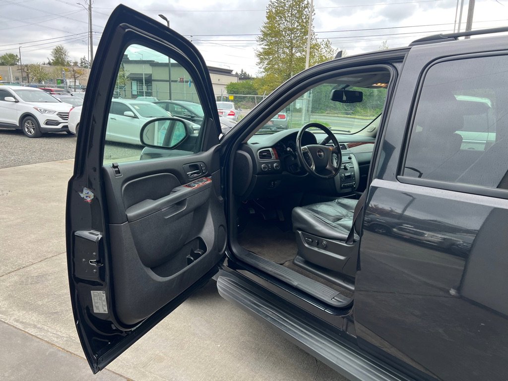 Used 2012 GMC Yukon XL SLT w/ SLT-2 Equipment Package AWD/4WD image 10