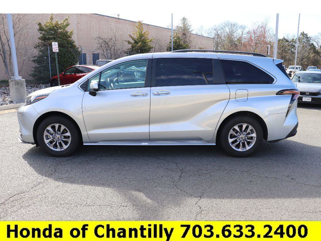 Used 2024 Toyota Sienna XLE image 4