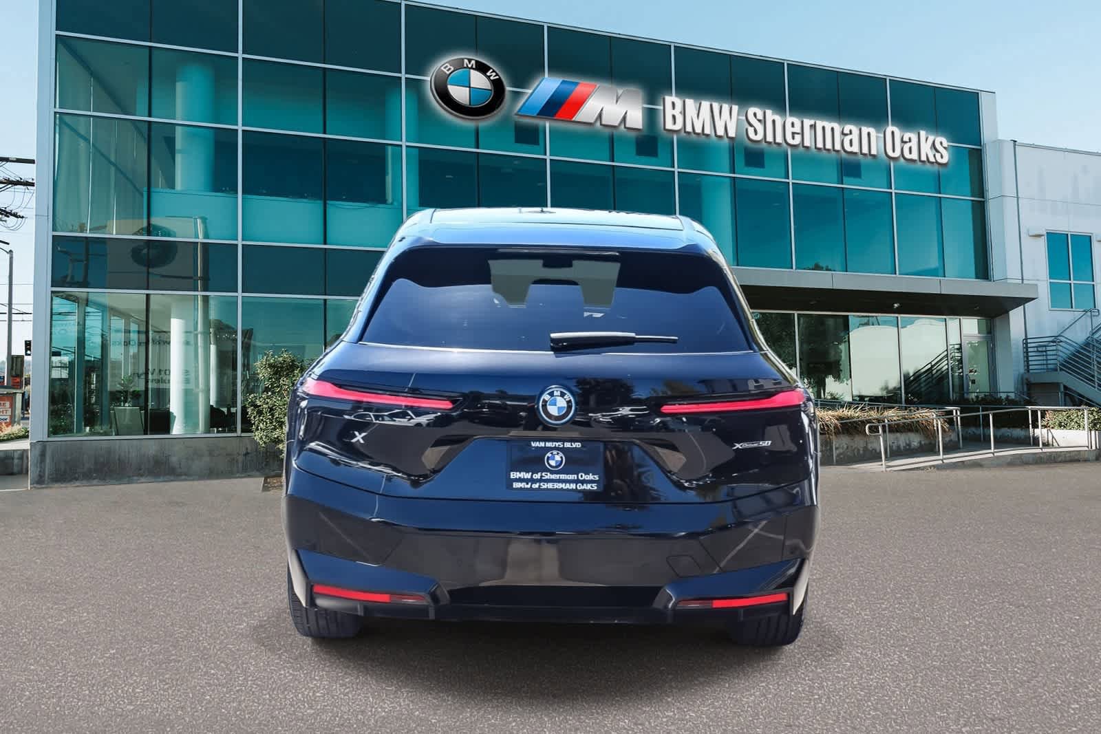Certified 2023 BMW iX xDrive50 w/ Sport Package AWD/4WD image 5