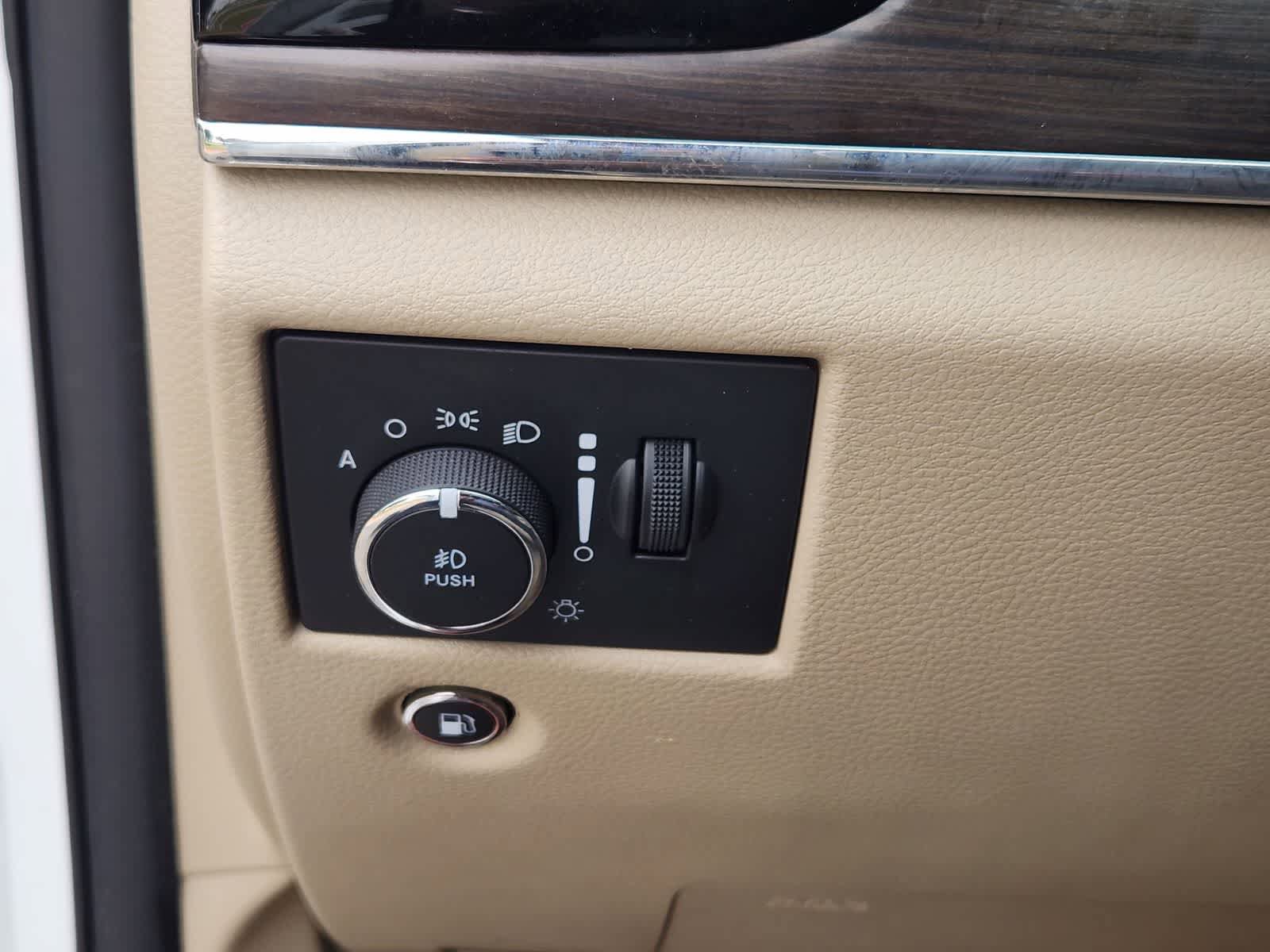 Used 2021 Jeep Grand Cherokee Overland AWD/4WD image 21