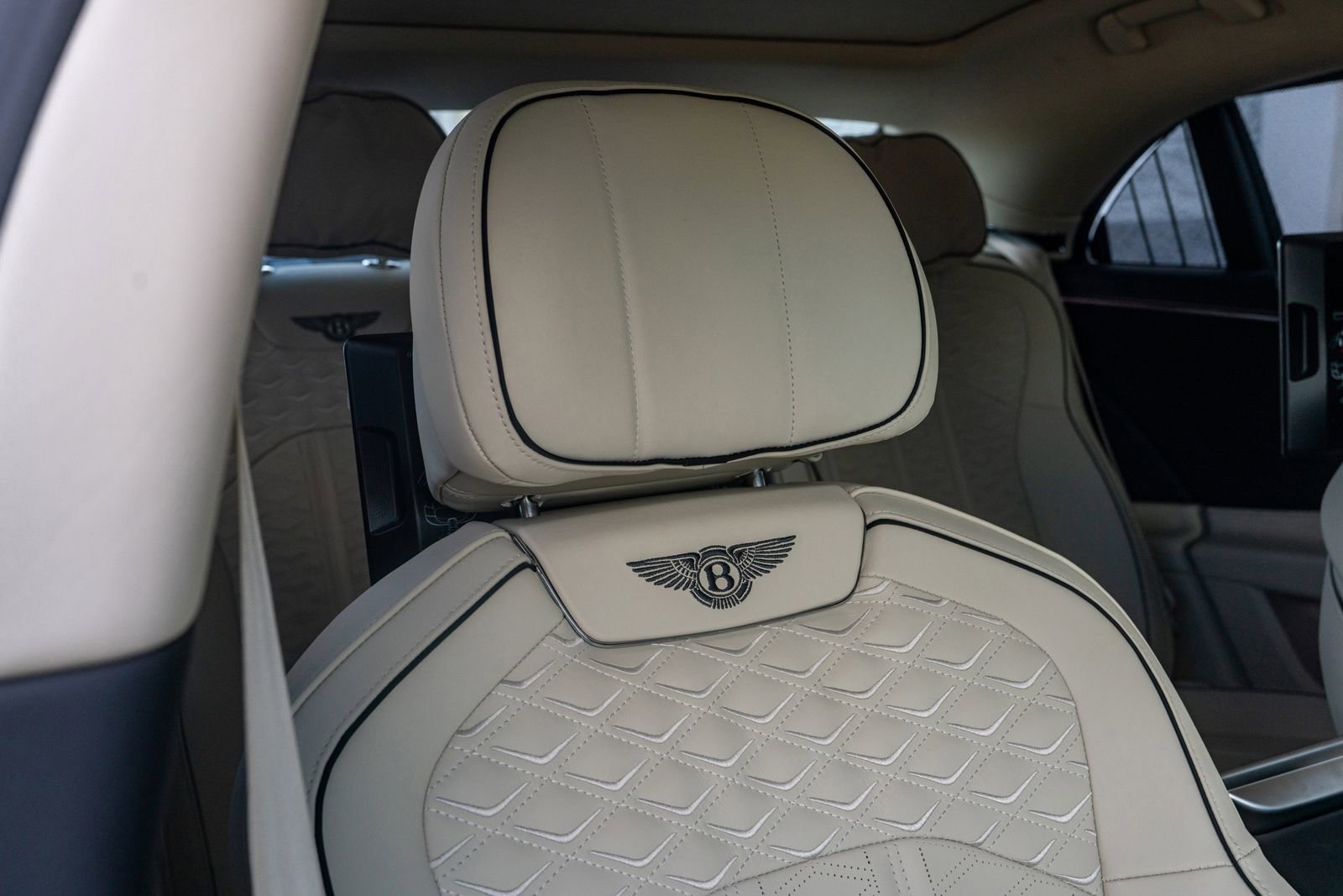 Certified 2025 Bentley Flying Spur Plug-In Hybrid image 42