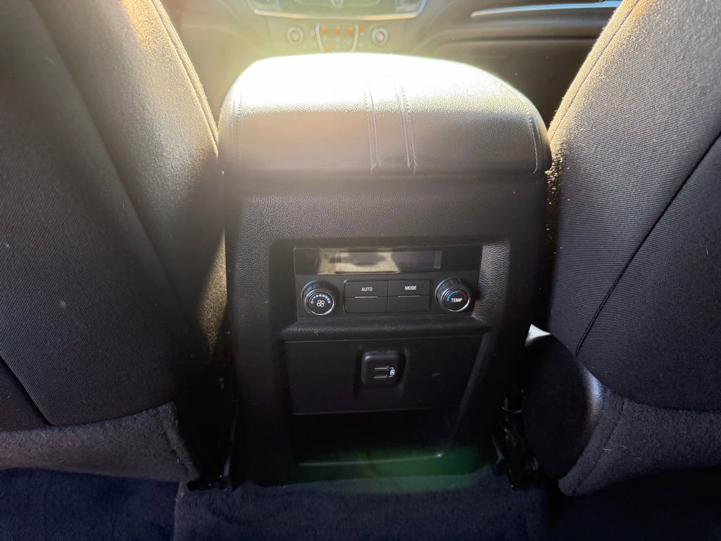 Used 2022 Chevrolet Traverse LT image 33