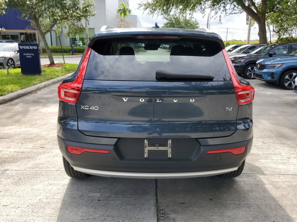Certified 2022 Volvo XC40 T4 Momentum w/ Premium Package FWD image 5