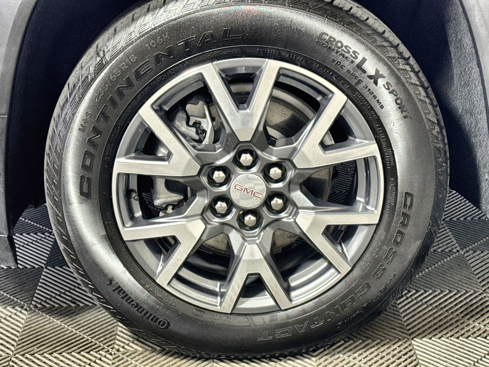 Used 2023 GMC Acadia SLT w/ Preferred Package image 12