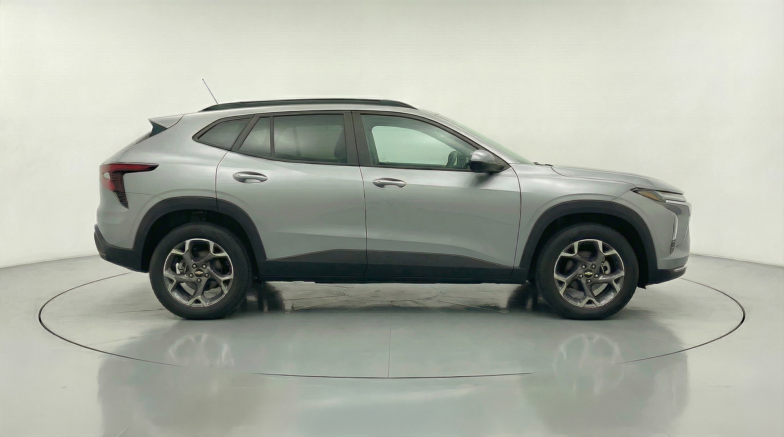Used 2025 Chevrolet Trax LT FWD image 11