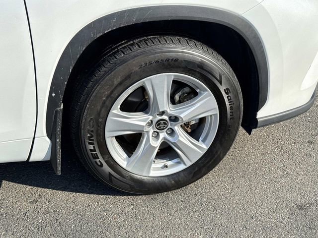 Used 2024 Toyota Highlander LE image 7