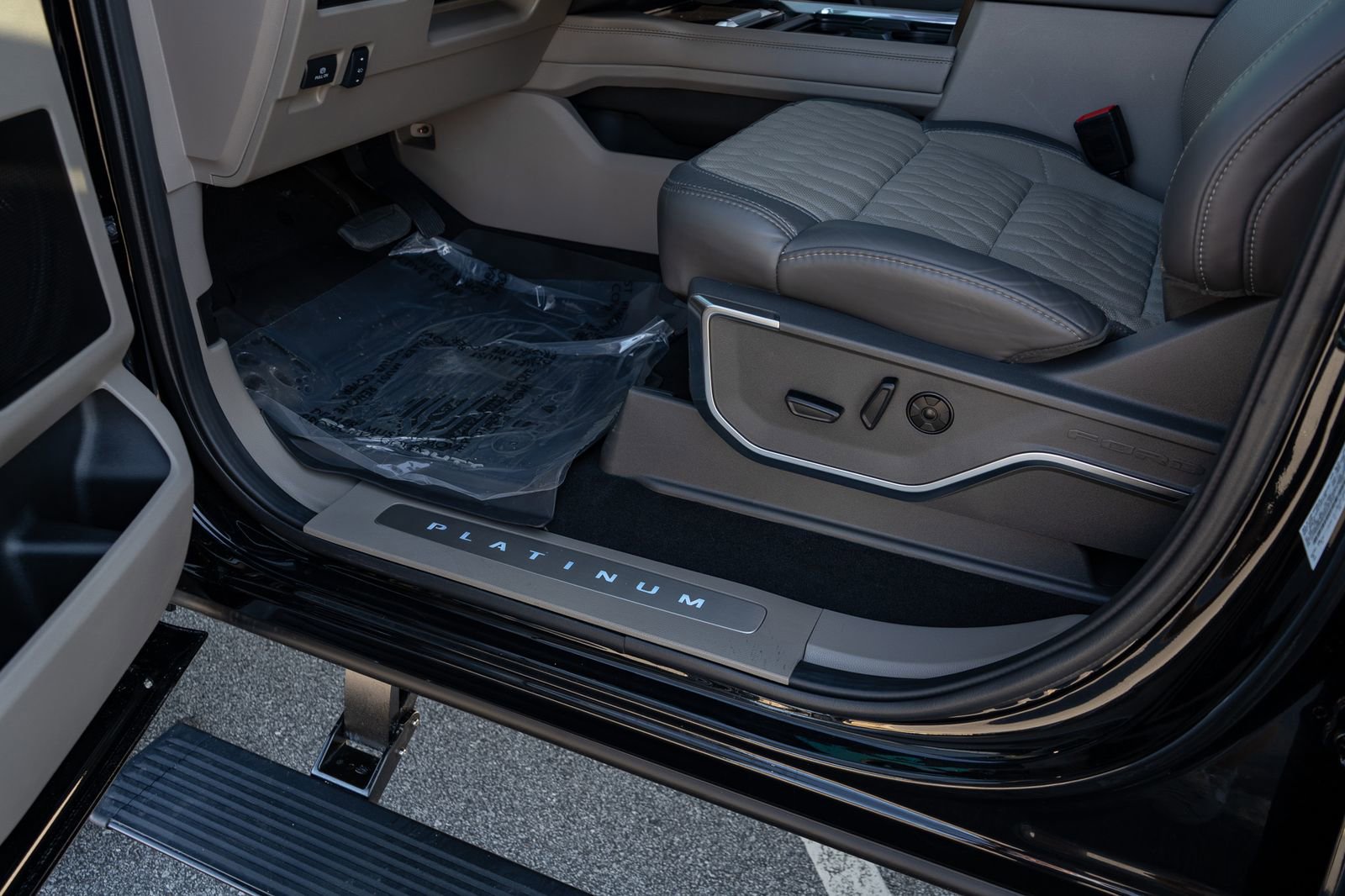 Used 2025 Ford F250 Platinum w/ Platinum Plus Package image 42