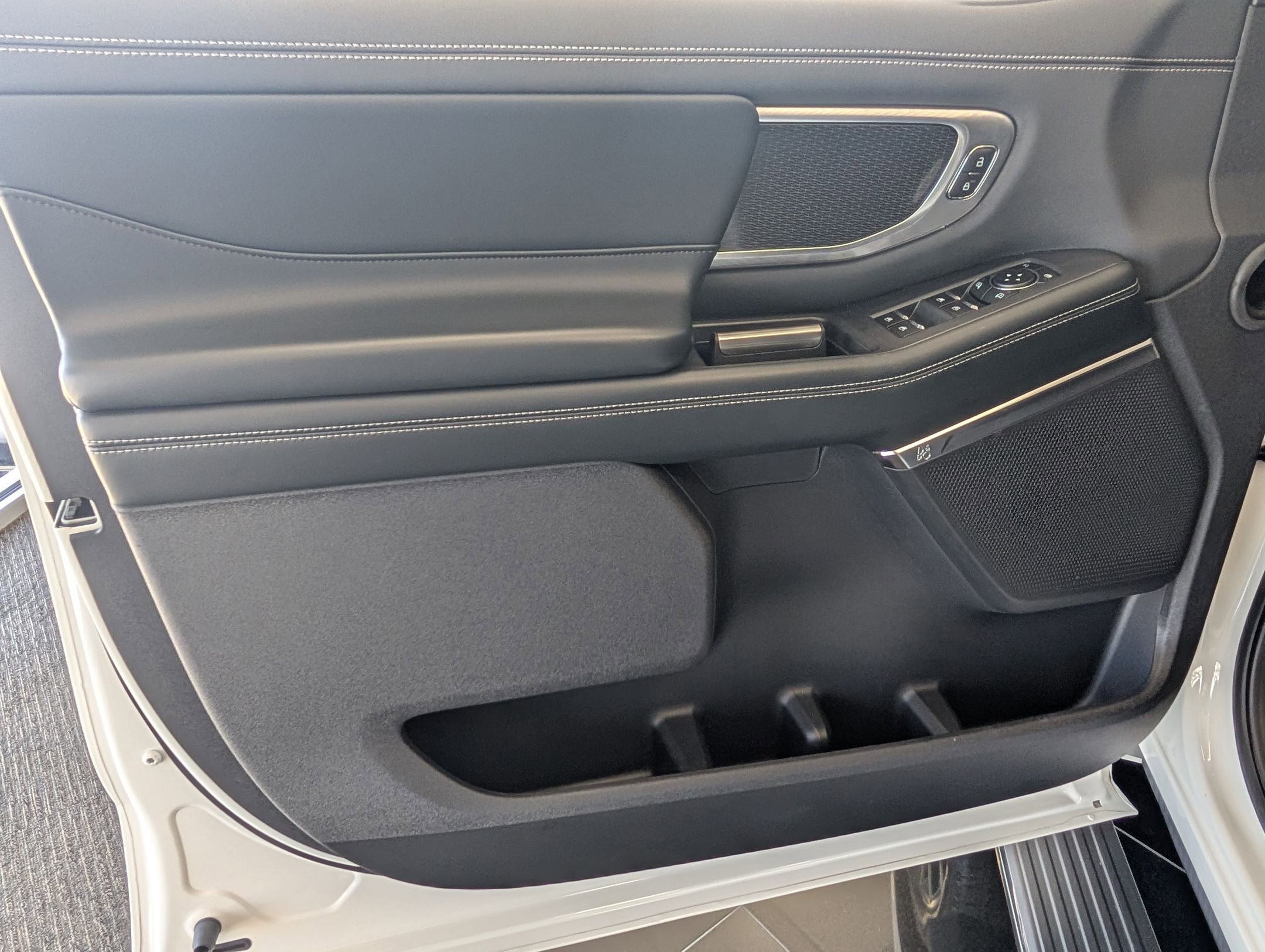 New 2025 Ford Expedition Max Platinum w/ Stealth Performance Package image 9