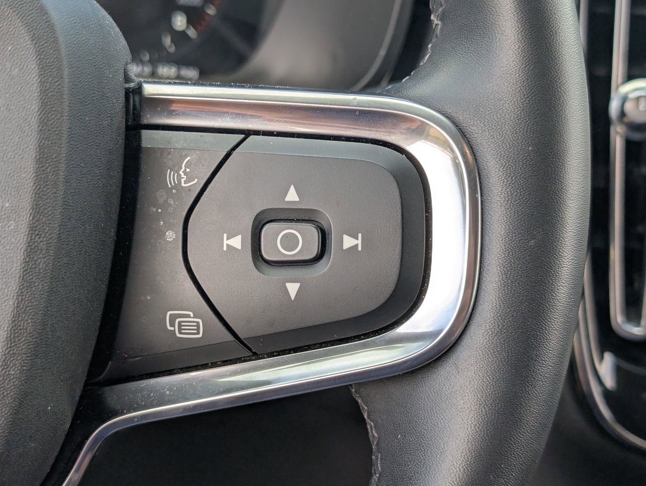 Used 2022 Volvo XC40 T4 Momentum image 22