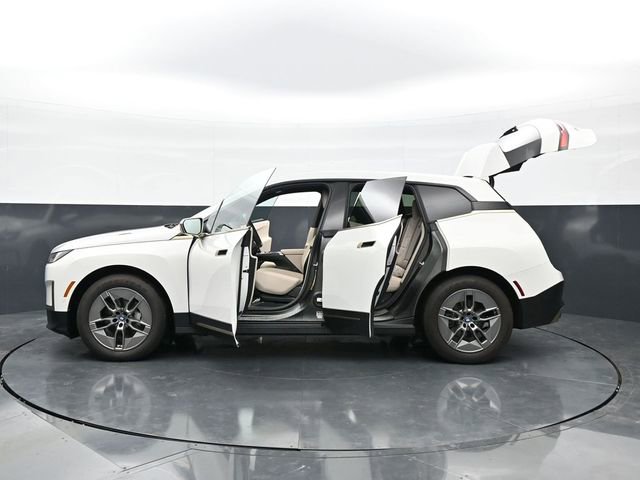 Used 2023 BMW iX xDrive50 AWD/4WD image 48