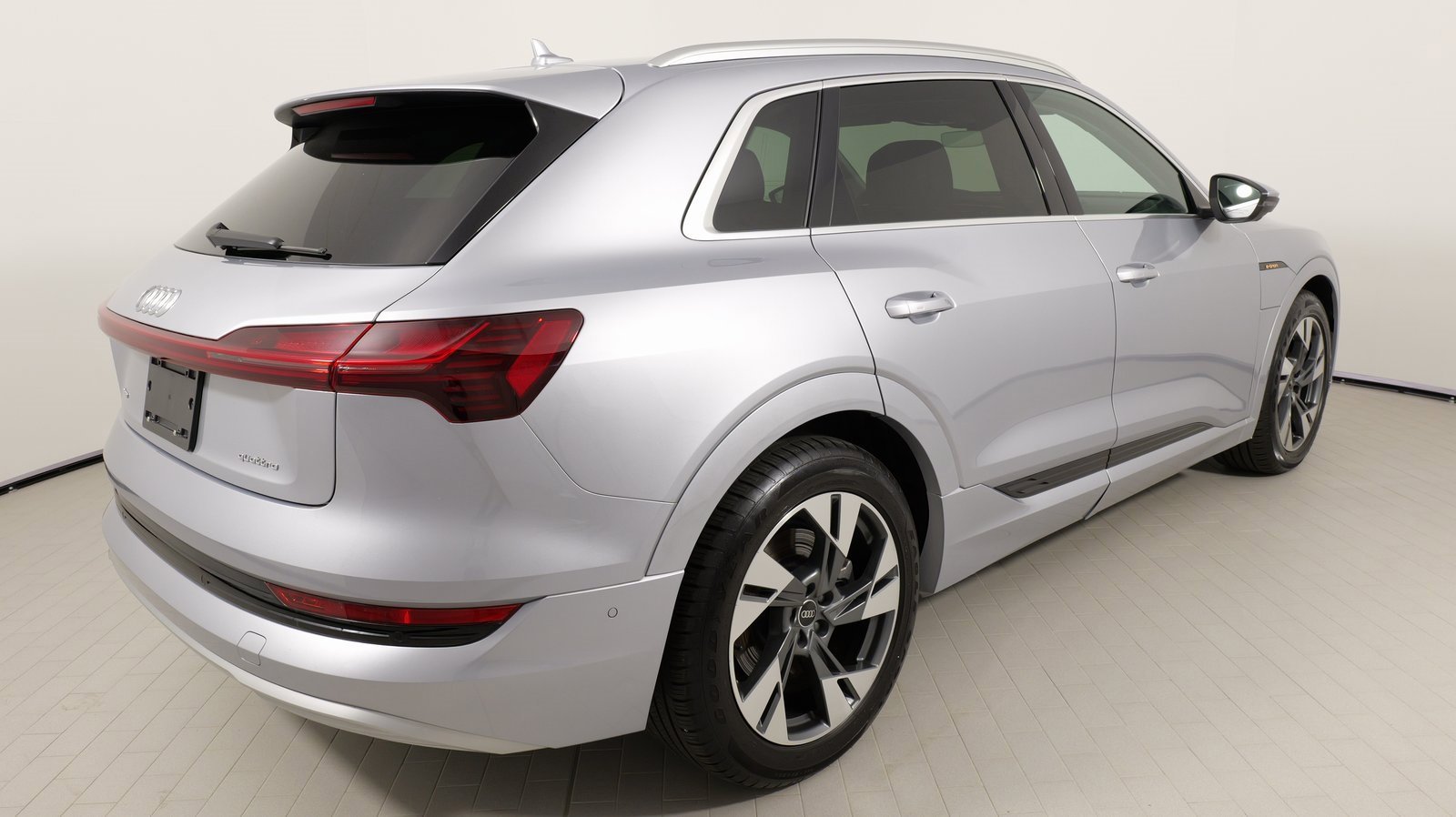 Used 2022 Audi e-tron Premium Plus w/ Premium Plus Package image 29