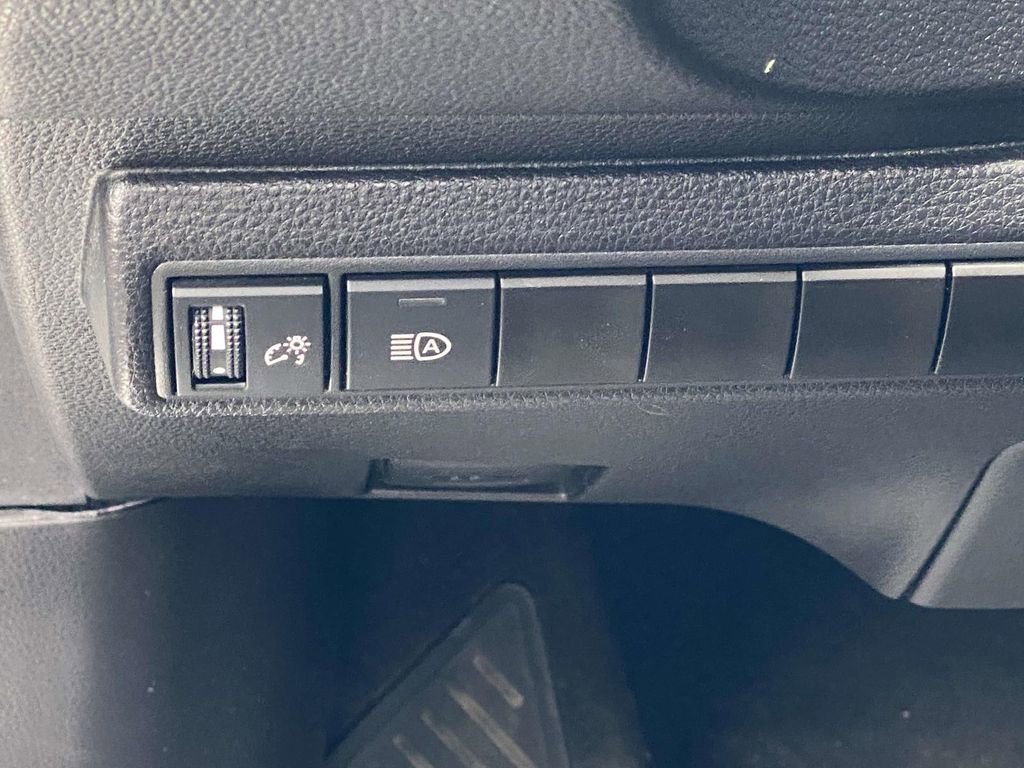 Used 2025 Toyota Corolla LE image 31